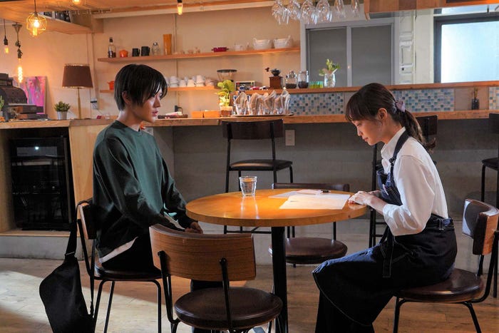 中本悠太、佐藤玲「クールドジ男子」第3話より(C)那多ここね/SQUARE ENIX・ドラマ「クールドジ男子」製作委員会