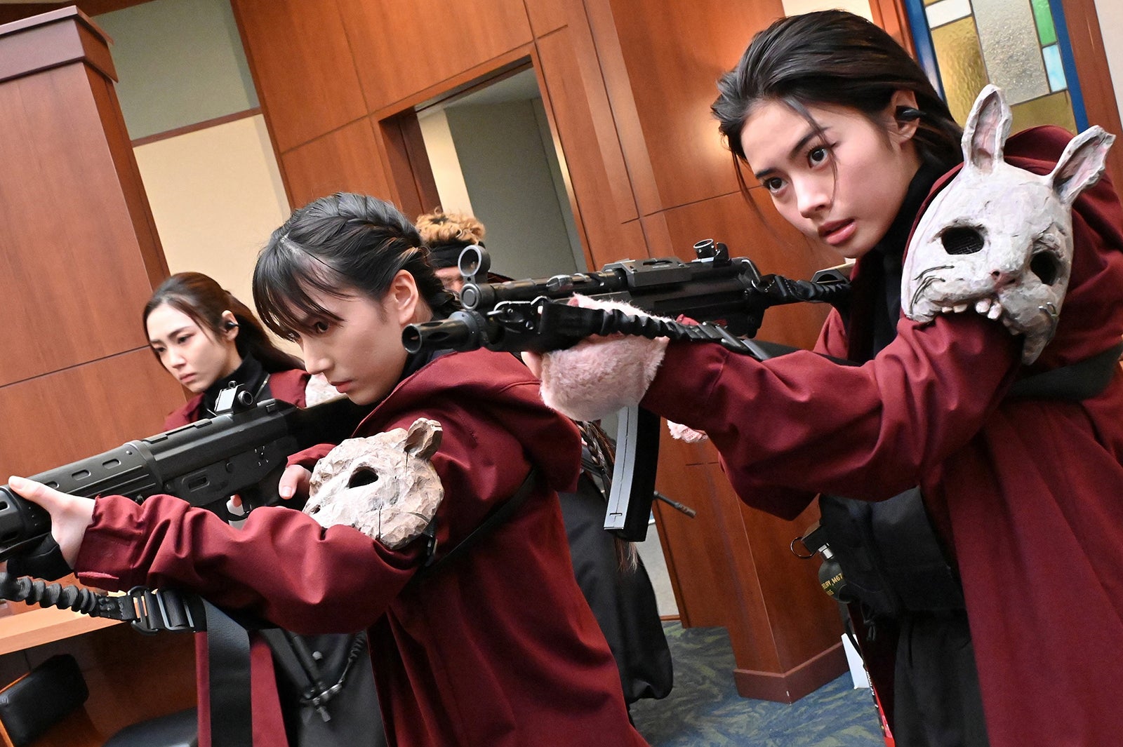 山谷花純、山本千尋、安斉星来「新空港占拠」第9話より（C）日本テレビ