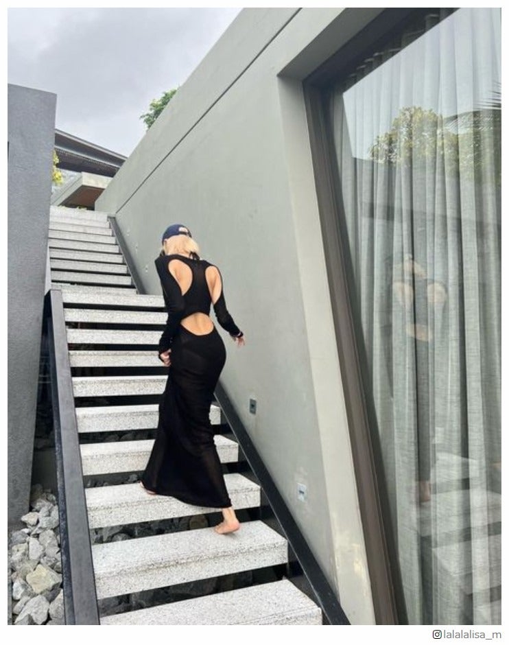 BLACKPINKリサ、大胆美背中オープンドレス姿が話題「神々しい」「クイーン」