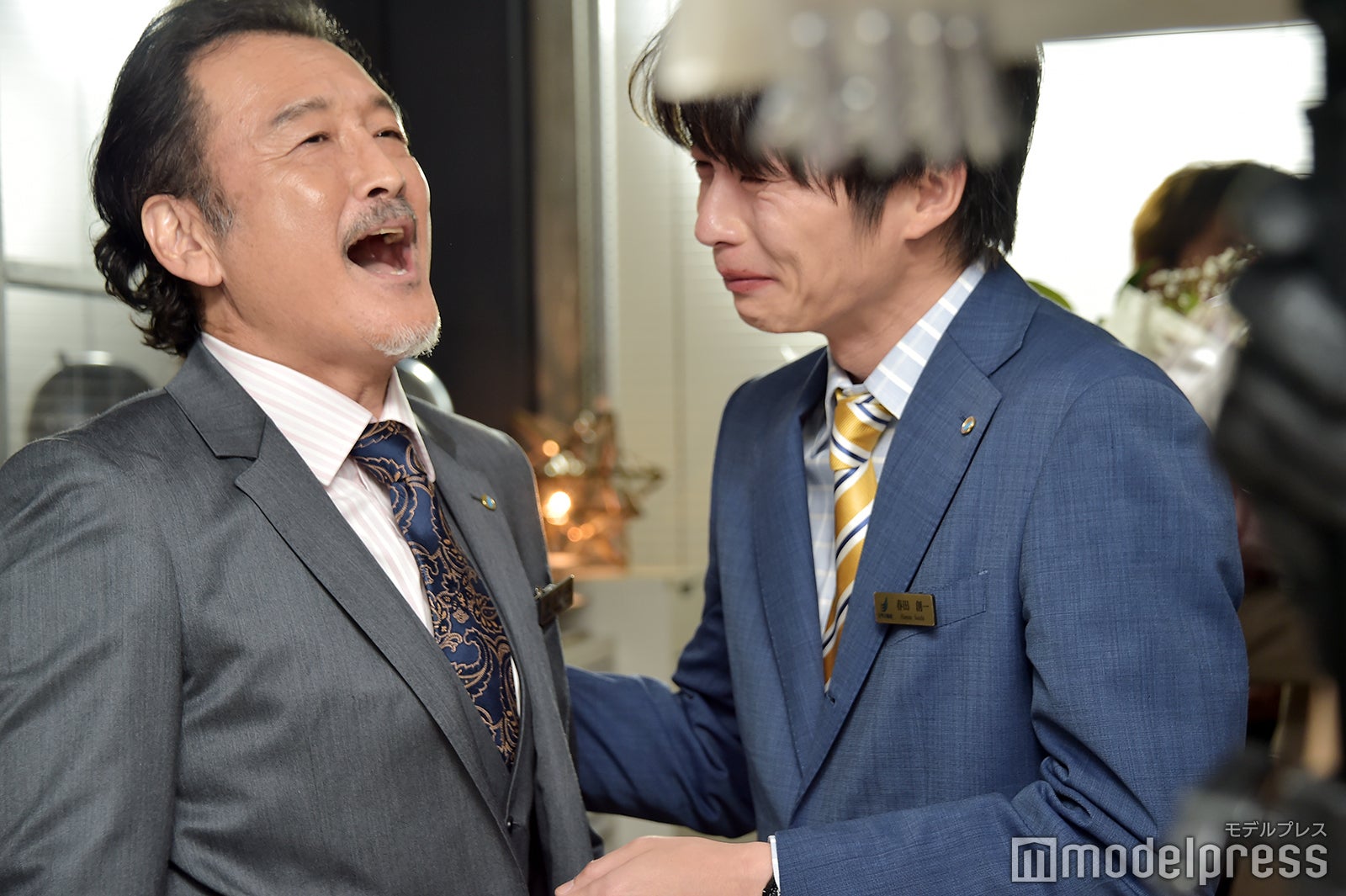 晴れやかな表情の吉田鋼太郎と、涙が止まらない田中圭。（C）モデルプレス