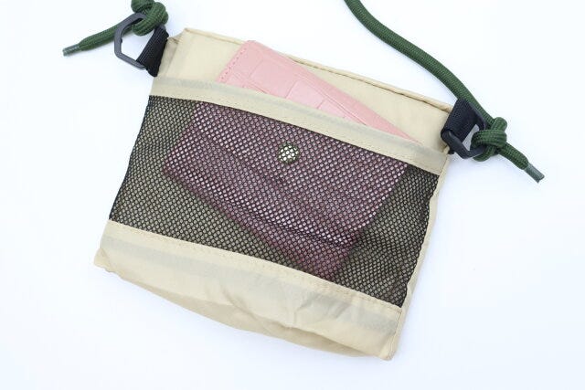 ショルダーになる折りたたみショッピングバッグ　ポケット