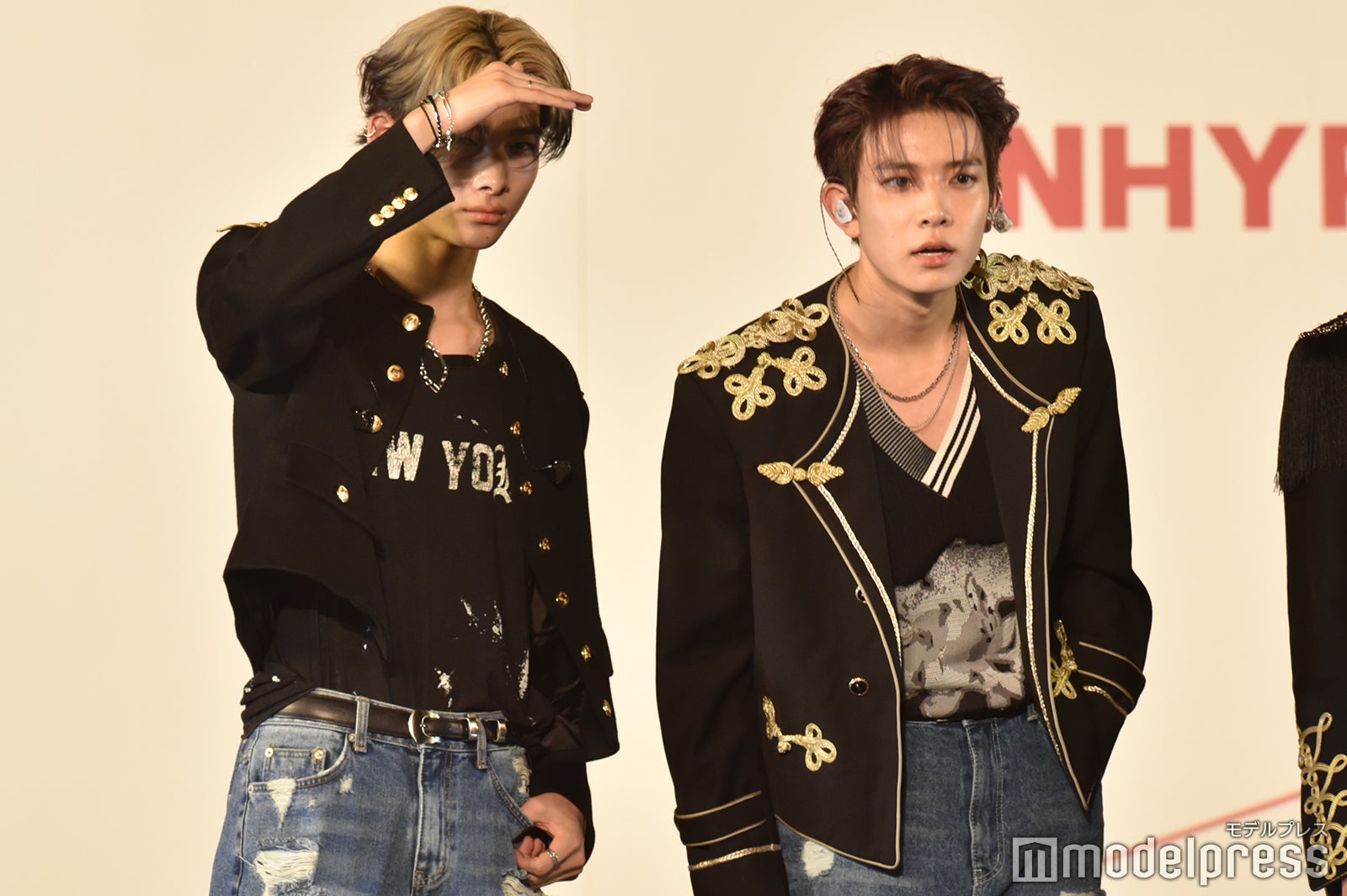 カメラを探すNI-KI、HEESEUNG（C）モデルプレス