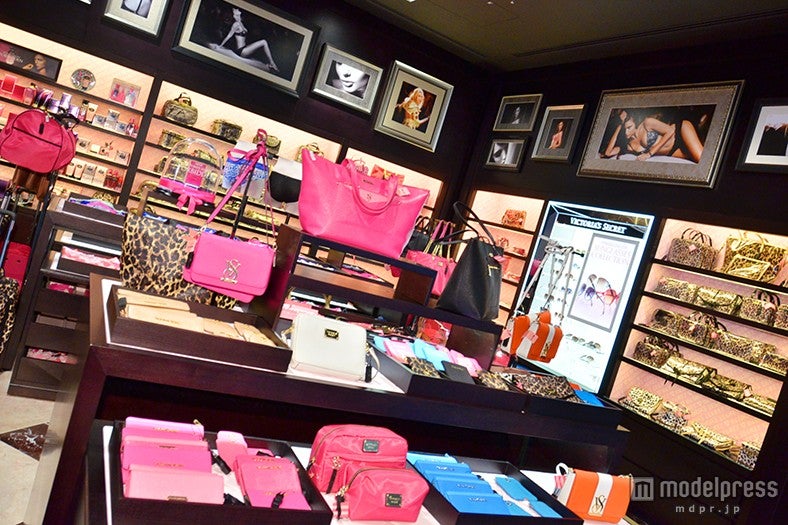 日本1号店の店内風景／バッグやサングラスなどファッション小物も充実