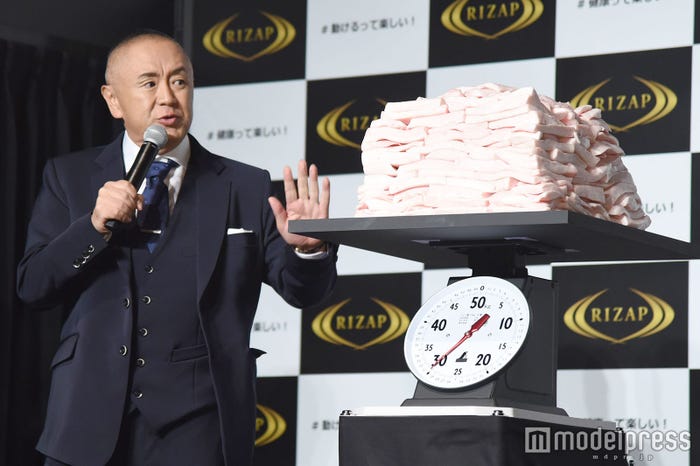 落とした体重と同じ重さを表現/松村邦洋(C)モデルプレス