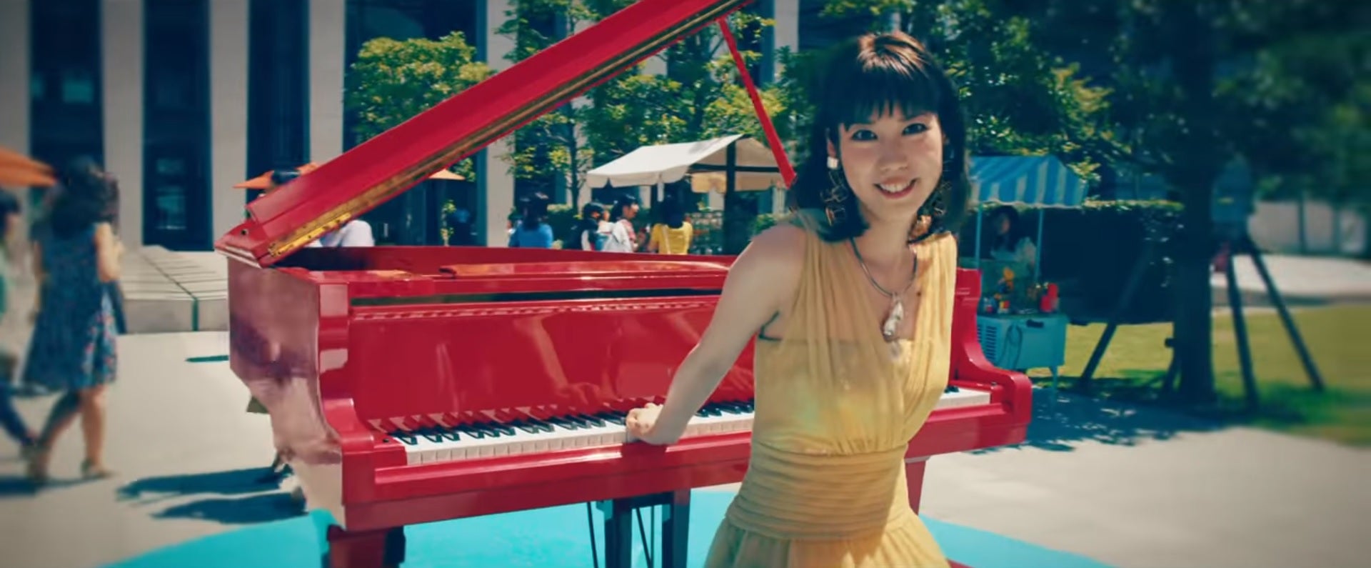 LUXのキャンペーン動画「Amazing Performance」より