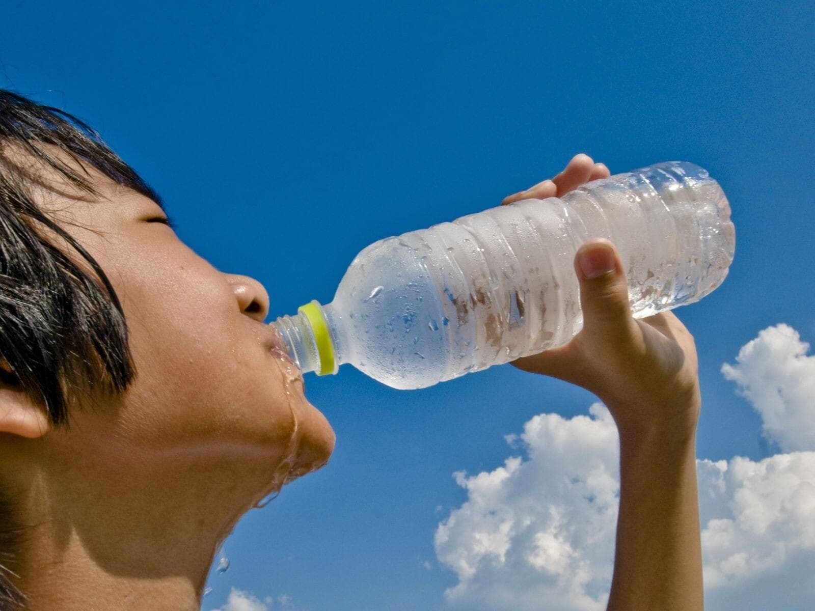 Q. 「冷たい飲み物で水分補給をするのは体に悪い」って本当ですか？【管理栄養士が回答】
