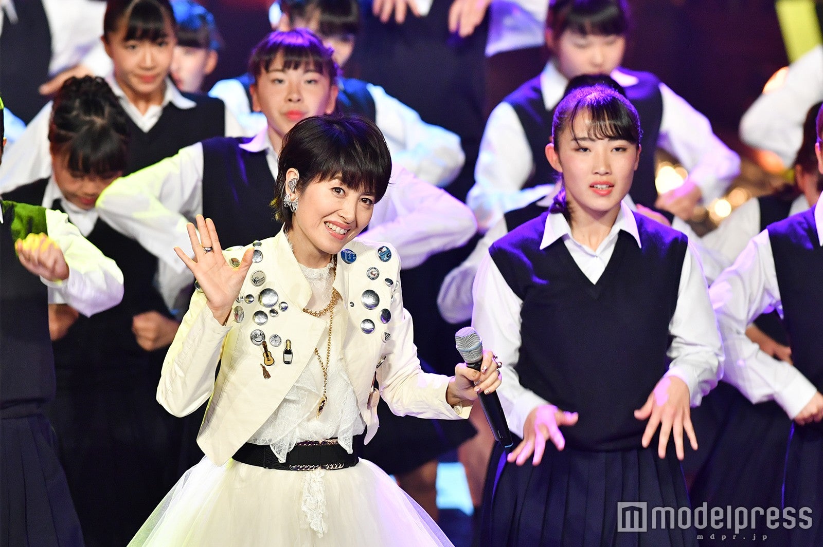 荻野目洋子、登美丘高校ダンス部 （C）モデルプレス