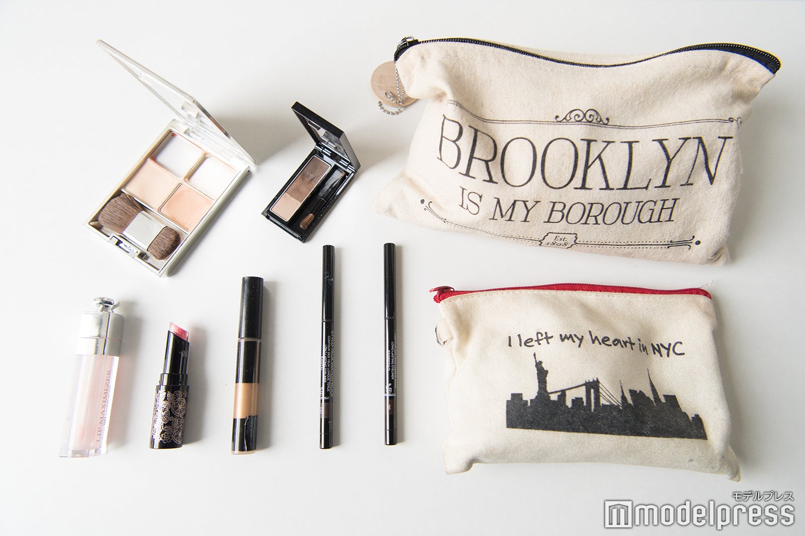 小澤陽子アナウンサー、ポーチの中身は？（C）モデルプレス