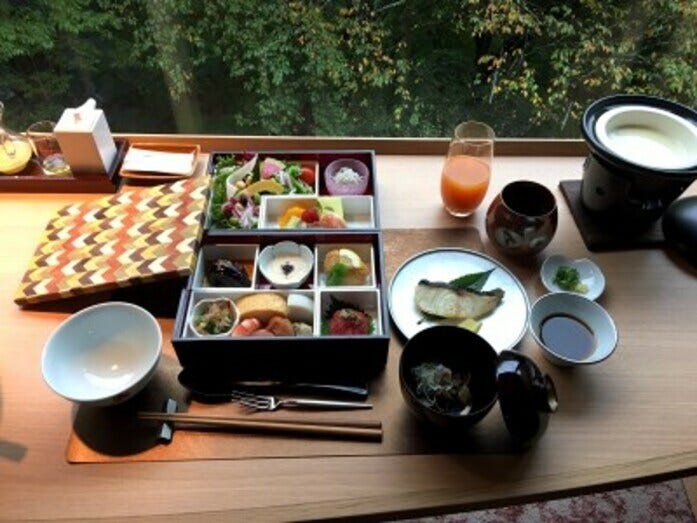  寄木細工の器に盛り付けられた和朝食