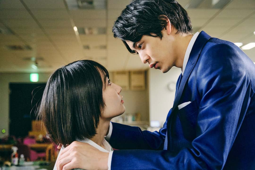 鈴木志遠、白石優愛「恋愛ドラマな恋がしたい～Kiss me like a princess～」第1話（C）AbemaTV, Inc.