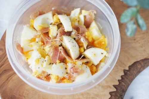 ゆで卵と生ハムのオリーブオイル和え