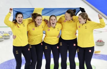 吉田知那美が涙「すごい強い友達4人集まればもう1回金メダル取れるんだってみせてもらった」親交あるスウェーデンの2大会ぶり金に感動 再び世界との戦いへ「目指すべきところが明確に。絶対についていくぞ、と」