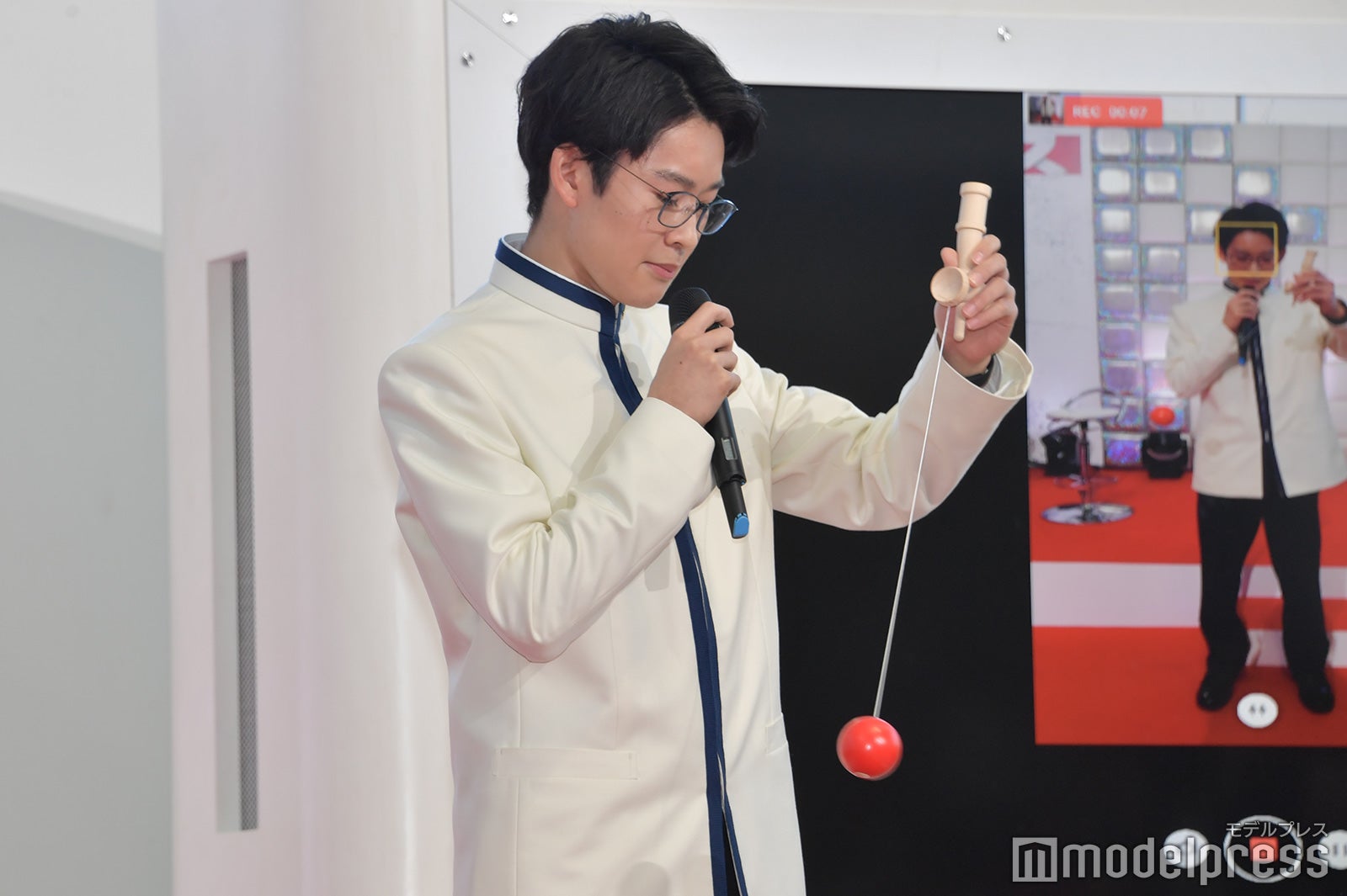 催眠術をかける山時聡真（C）モデルプレス