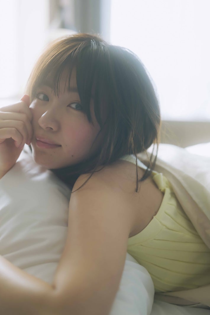 岡崎紗絵、素肌輝く 自身初のカレンダー未公開カット初解禁
