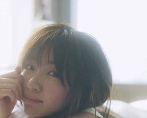 岡崎紗絵、素肌輝く 自身初のカレンダー未公開カット初解禁