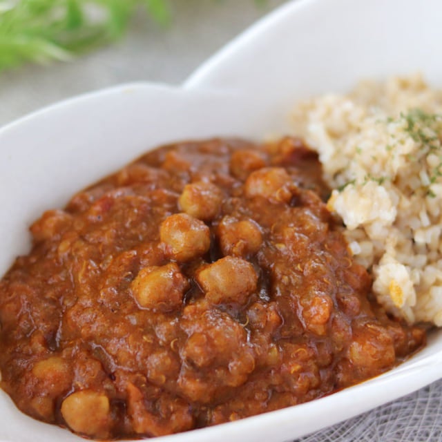 成城石井の有機キヌアとガルバンゾビーンズのスパイシーカレーを器に盛った時のズーム