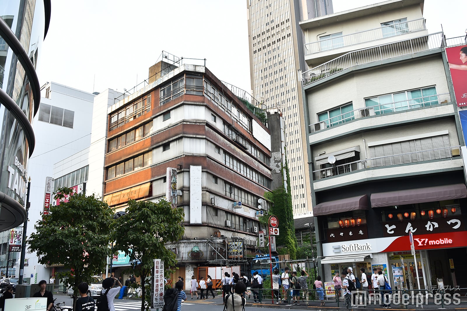 代々木会館（写真中央のビル）（C）モデルプレス