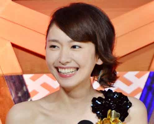 <レコ大速報>新垣結衣、セクシードレスで初の司会