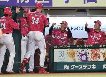 楽天・塩川監督代行 2戦目で初勝利 連敗5でストップ 15安打8得点、巨人・田中将を2回KO