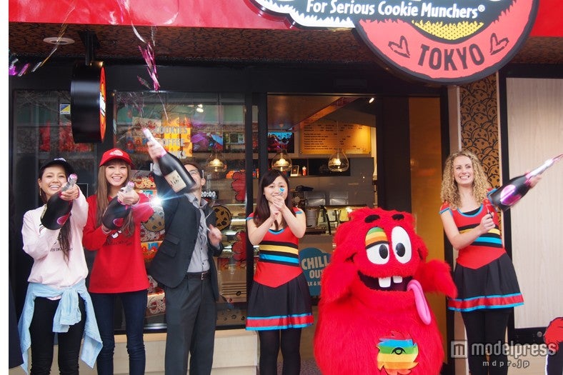 初上陸を祝福する（左より）今泉宏美、秋田絵梨子