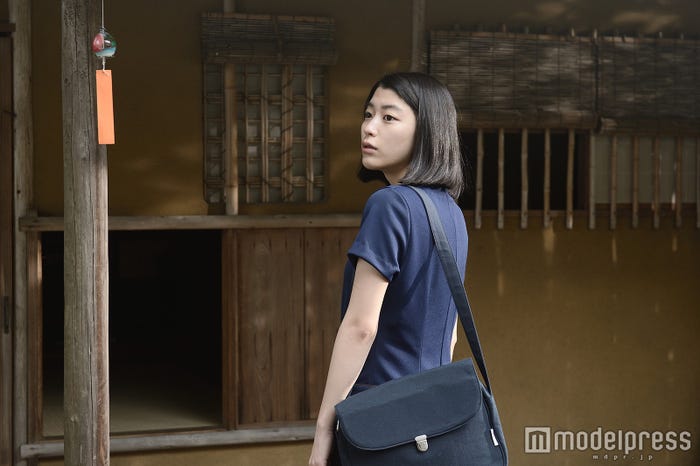 茶室に入っていく成海璃子(C)2015 「無伴奏」製作委員会