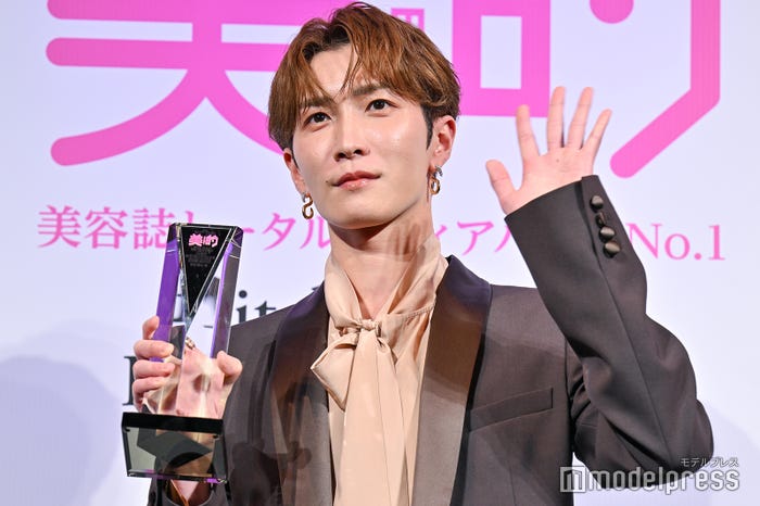 生放送を控える渡辺翔太(C)モデルプレス