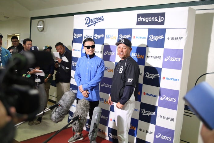 プロ野球選手登場曲no 1アーティストak 69が中日ドラゴンズ 谷繁監督を激励に沖縄キャンプを訪問 モデルプレス