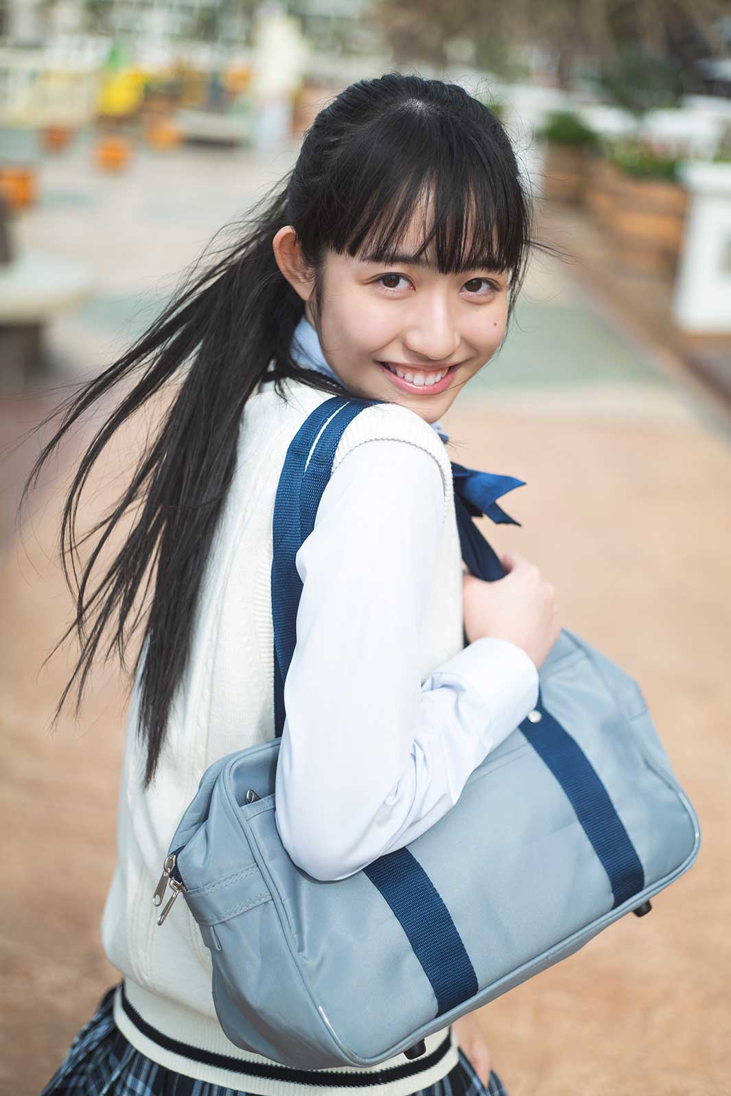 長尾しおり1st写真集「少女以上、大人未満。」（C）光文社