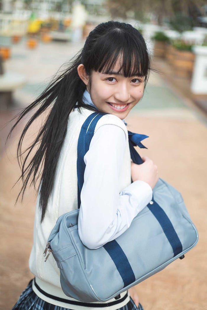 長尾しおり1st写真集「少女以上、大人未満。」(C)光文社