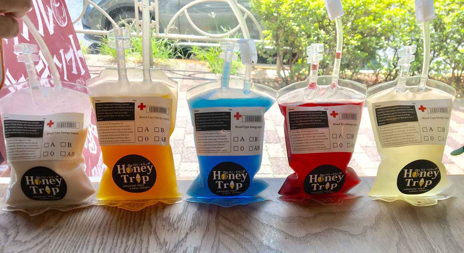 関東初「点滴ジュース」がインパクト抜群!彩り豊かなドリンクでSNS受けバッチリ