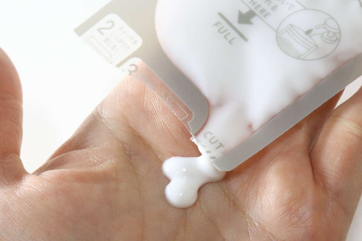 イソーの使い切り詰め替えパウチから中身を手に出す様子