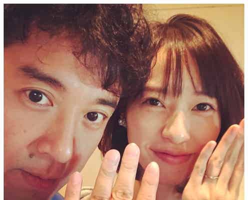 ムロツヨシ&戸田恵梨香、指輪アピールの“夫婦ショット”に反響