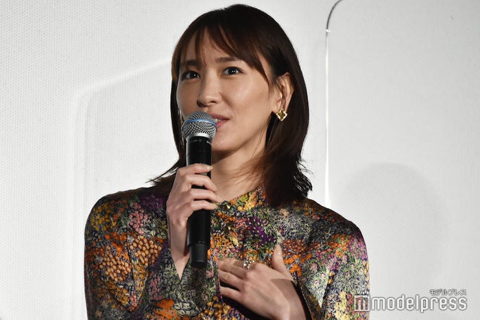 感激で胸をおさえる新垣結衣(C)モデルプレス