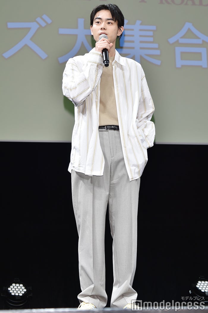 小栗旬 菅田将暉 橋本環奈 万事屋 3ショットにファン歓喜 身長差にも注目集まる モデルプレス