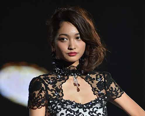 安井レイ、谷間チラ見せSEXYスタイルで登場 美ボディに羨望の眼差し<神コレ2015A/W>