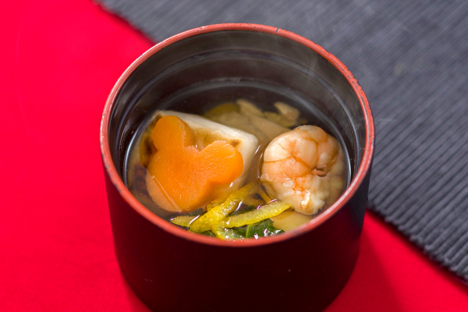 「れすとらん北齋」雑煮椀※食事にセットの味噌汁からプラス400円で変更可（C）Disney