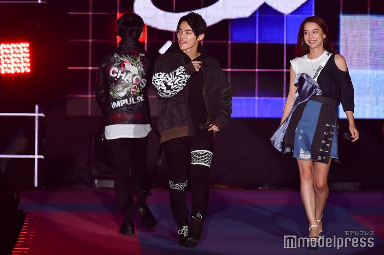 画像1 13 Sky Hi Niki 息ぴったり密着ポーズに歓声 Girlsaward 19 Spring Summer モデルプレス