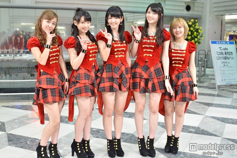 ℃-ute （左から：萩原舞、中島早貴、鈴木愛理、矢島舞美、岡井千聖）