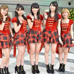 ℃-ute (左から:萩原舞、中島早貴、鈴木愛理、矢島舞美、岡井千聖)