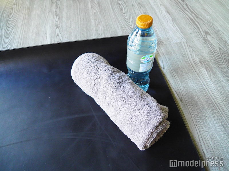 ヨガルームでタオルとお水も用意してくれているので、手ぶらで会場へGO（C）モデルプレス