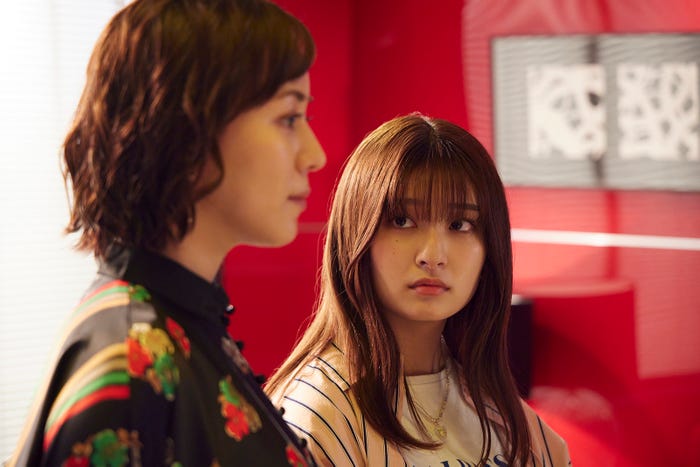 比嘉愛未、吉川愛/「純愛ディソナンス」第4話より(C)フジテレビ