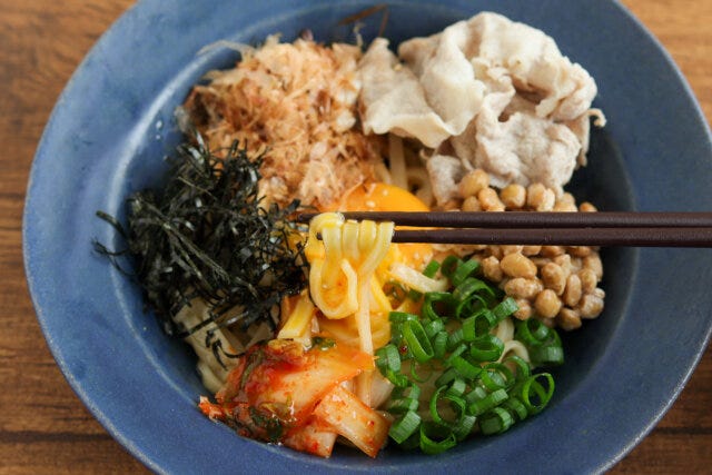 絶品混ぜそば お箸で麺を掴む 絶品混ぜそば お箸で麺を掴む