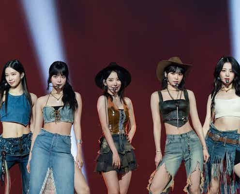 LE SSERAFIM、四つん這い・角ポーズ…情熱的なオーラで圧倒 メンバーから“プレゼント”も<KCON JAPAN 2023>