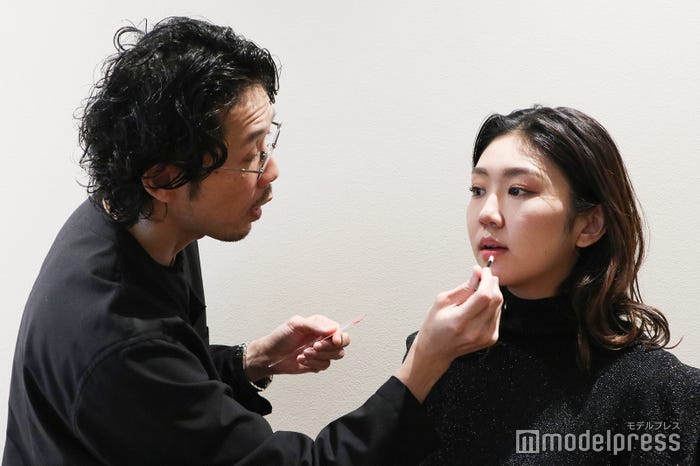 マットリップは少量をぼかし塗りするのがポイント(C)モデルプレス