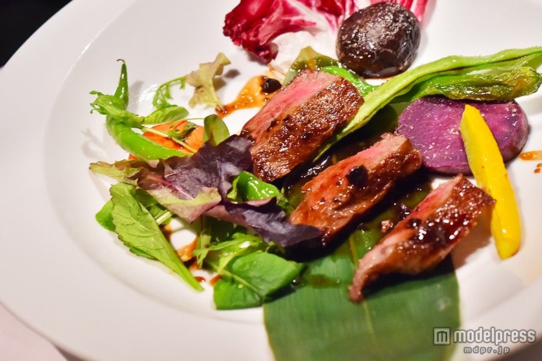 和牛のタリアータ　黒トリュフソース／「ヴィヴィラ・ベルデ」（ViVi la verde）恵比寿ガーデンプレイス店