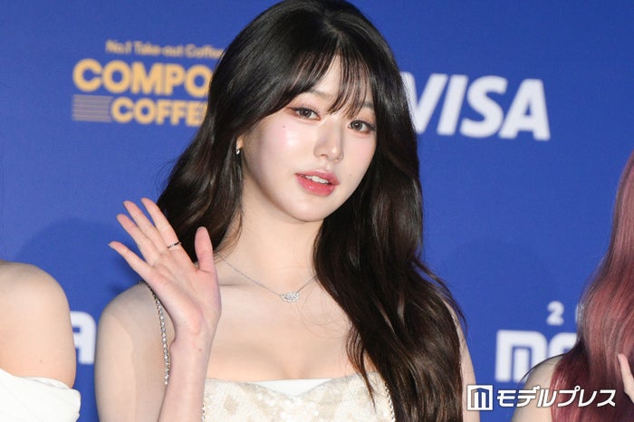 IVEウォニョン、深めスリットから美脚スラリ「女神級の美しさ」「さすがのスタイル」反響相次ぐ