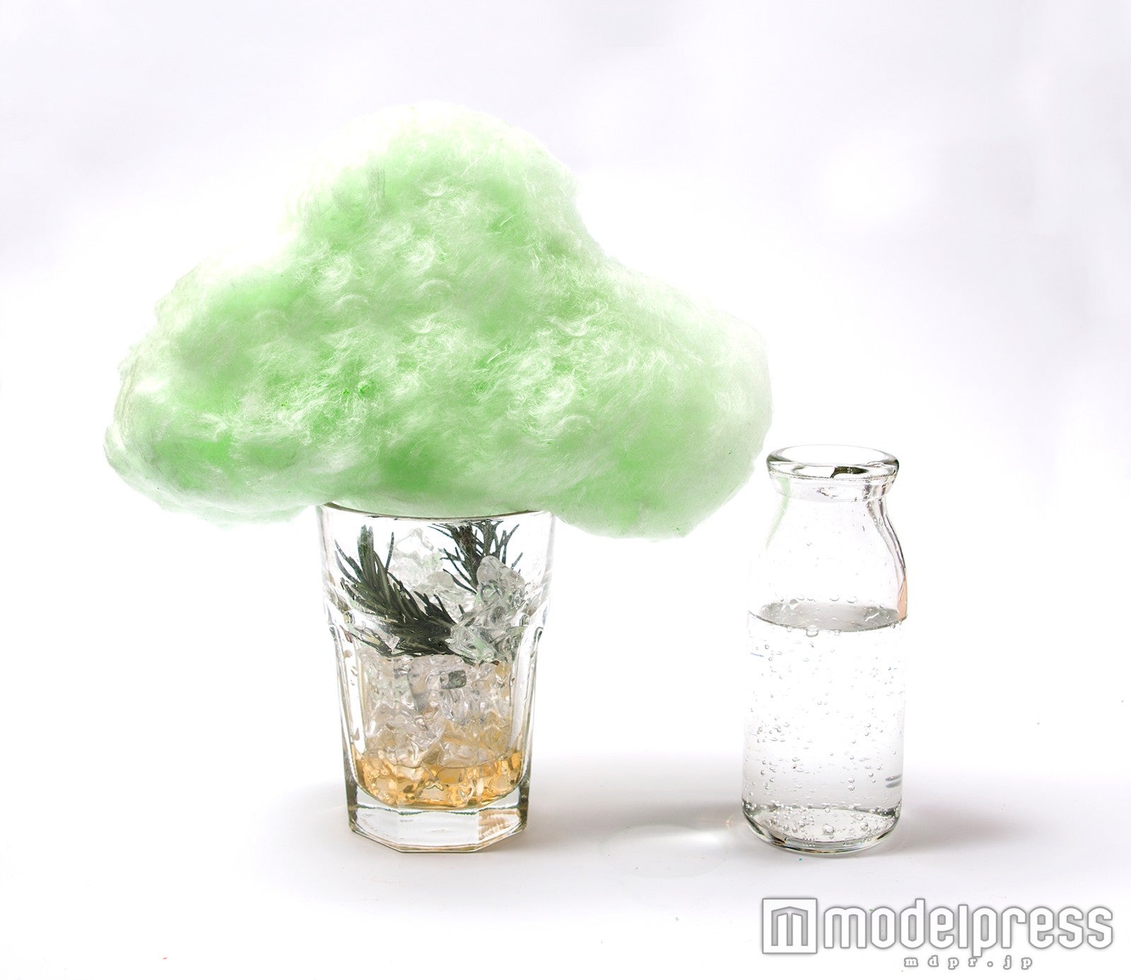 松綿菓子のソーダ ～ローズマリーの香り～￥980（税抜）（C）赤塚不二夫／おそ松さん製作委員会