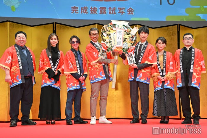 (左から)塚地武雅、中村ゆり、安田章大、中井貴一、佐々木蔵之介、友近、武正晴監督 (C)モデルプレス