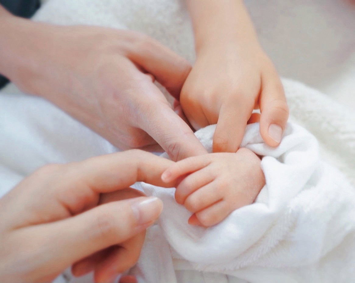 蛯原友里特集内カット（家族の手）（C）LEE4月号／集英社 