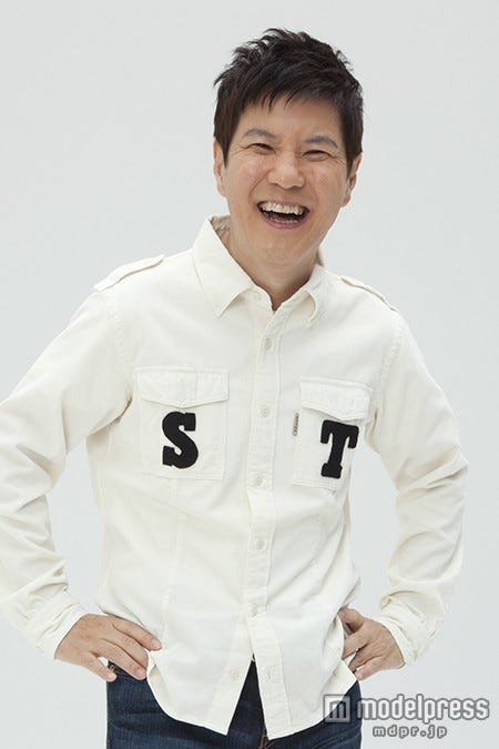 篠田麻里子とともにMCを務める関根勤